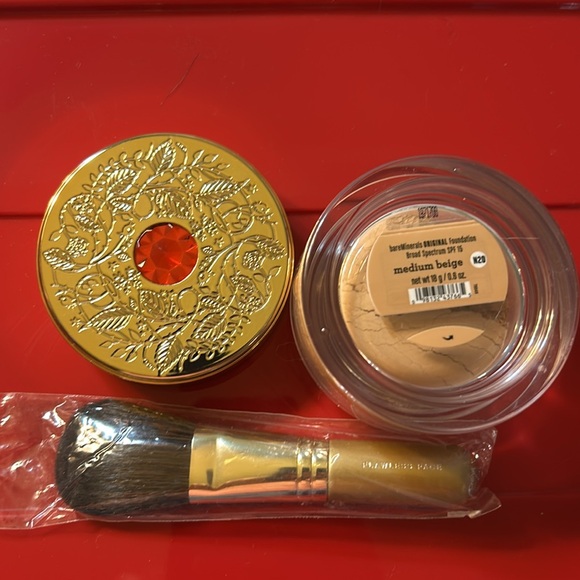 Bare Minerals Loose Mineral Foundation Broad Spectrum SPF15 - Picture 3 of 3